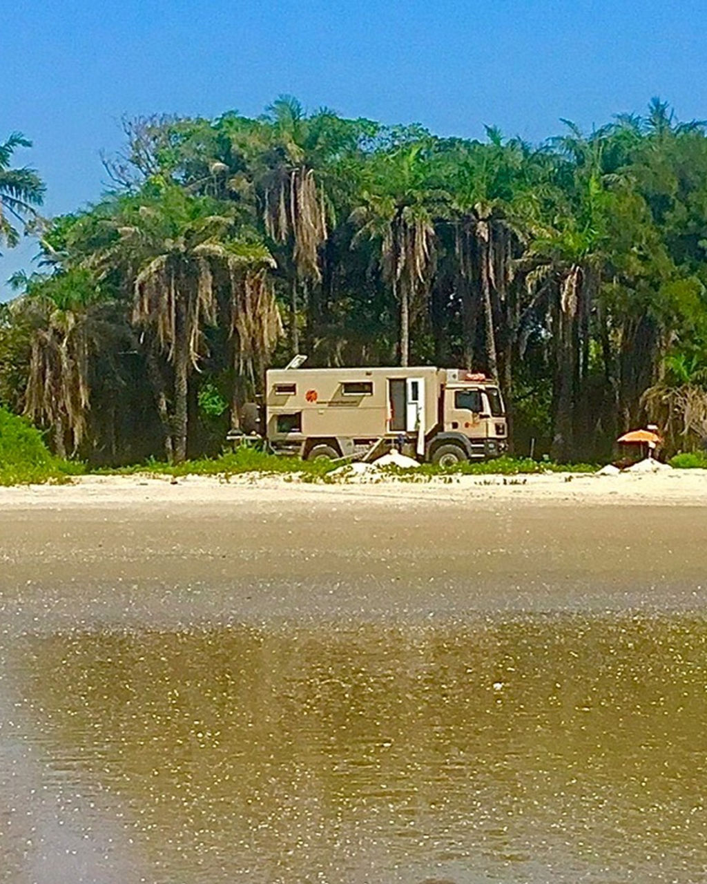 Direkt am Stand mit dem Camper einem MAN TGM 13.290